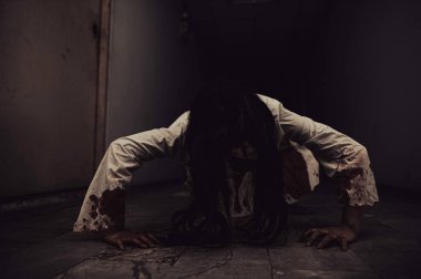 Asyalı kadın portresi hayalet yüzü, zombi, Cadılar Bayramı konsepti