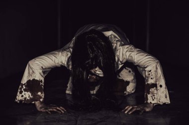 Asyalı kadın portresi hayalet yüzü, zombi, Cadılar Bayramı konsepti