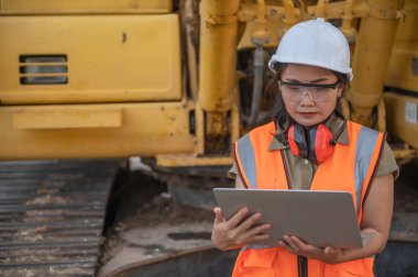 Su depolama tesisinde çalışan çevre mühendisi, suyun pH değerini kontrol ediyor.