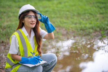 Su kalitesini denetleyen çevre mühendisi, su ve topraktaki mineral içeriğini kontrol ediyor