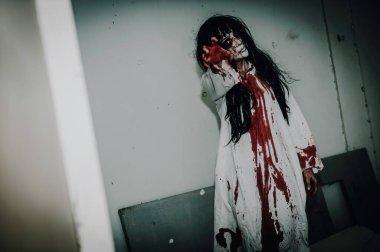 Asyalı kadın portresi hayalet yüzü, zombi, Cadılar Bayramı konsepti