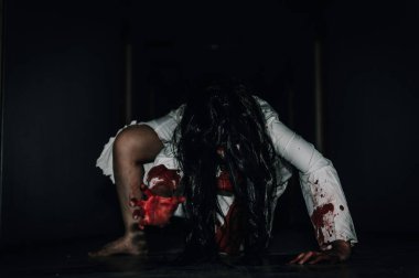 Asyalı kadın portresi hayalet yüzü, zombi, Cadılar Bayramı konsepti