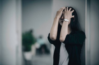 Güzel Taylandlı kadın karşılıksız aşktan çok üzgün aşkı, klasik tarzı, karanlık tonu, kırık kalbi, Asyalı kızı tekrar düşünüyor ve düşünüyor.
