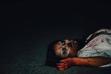 Hayalet makyajlı Asyalı kadın portresi, korku sahnesi, Cadılar Bayramı konsepti. 