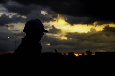 Gün batımında genç Asyalı kadın mühendisin silueti