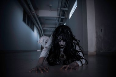 Asyalı kadın portresi hayalet yüzü, zombi, Cadılar Bayramı konsepti