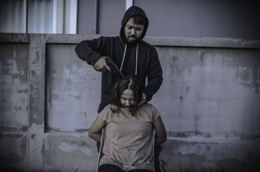 İş kadını hayduttan rehin, terörist adam konsepti rehinesi.