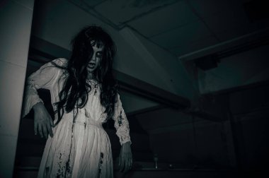 Asyalı kadın portresi hayalet yüzü, zombi, Cadılar Bayramı konsepti