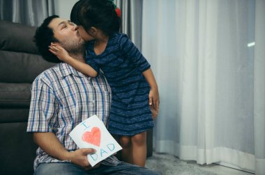 Babalar Günü konsepti, Asyalı genç yakışıklı baba ve kızı evde birlikte kalıyorlar.