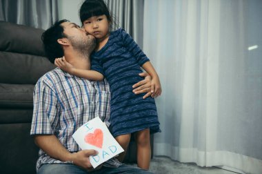 Babalar Günü konsepti, Asyalı genç yakışıklı baba ve kızı evde birlikte kalıyorlar.