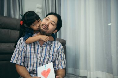 Babalar Günü konsepti, Asyalı genç yakışıklı baba ve kızı evde birlikte kalıyorlar.