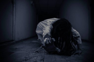 Asyalı kadın portresi hayalet yüzü, zombi, Cadılar Bayramı konsepti