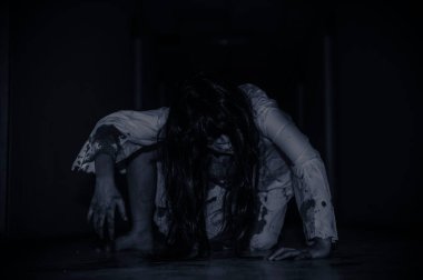 Asyalı kadın portresi hayalet yüzü, zombi, Cadılar Bayramı konsepti