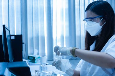 Kimyager, laboratuvarda antiretroviral ilaçlar, COVID-19 'a karşı potansiyel ilaç ve aşı üreticileri bulmak için kimyasalları karıştırdı.