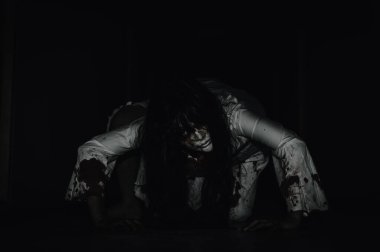 Asyalı kadın portresi hayalet yüzü, zombi, Cadılar Bayramı konsepti