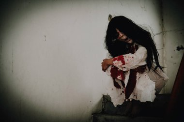 Asyalı kadın portresi hayalet yüzü, zombi, Cadılar Bayramı konsepti