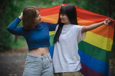 Kızlı bir çift, LGBT Onur Ayı konsepti, Asyalı yakışıklı erkek makyaj ve kadın kıyafeti, Gay Özgürlük Günü, beyaz arka planda ikili olmayan portre