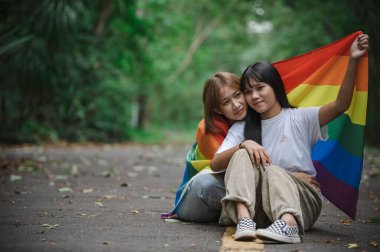 Kızlı bir çift, LGBT Onur Ayı konsepti, Asyalı yakışıklı erkek makyaj ve kadın kıyafeti, Gay Özgürlük Günü, beyaz arka planda ikili olmayan portre