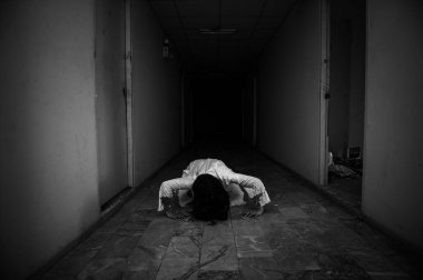 Asyalı kadın portresi hayalet yüzü, zombi, Cadılar Bayramı konsepti
