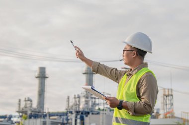 Elektrik santralinde çalışan Asyalı mühendis