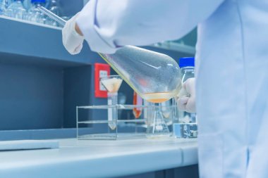 Güvenli bölgedeki laboratuvarda çalışan Asyalı bilim adamı COVID-19 'a karşı potansiyel ilaç ve aşı geliştiricileri