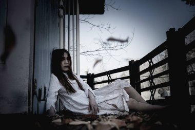 Hayalet makyajlı Asyalı kadın portresi, korku sahnesi, Cadılar Bayramı konsepti. 