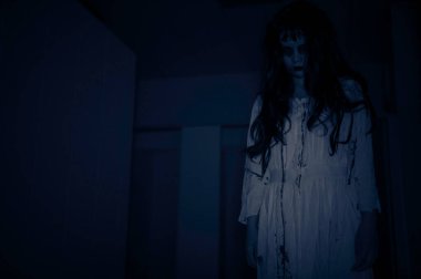 Asyalı kadın portresi hayalet yüzü, zombi, Cadılar Bayramı konsepti