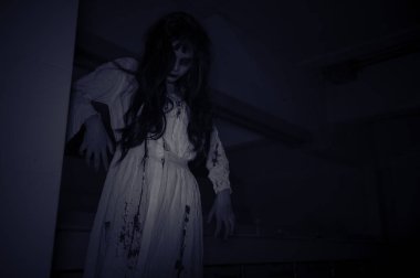 Asyalı kadın portresi hayalet yüzü, zombi, Cadılar Bayramı konsepti