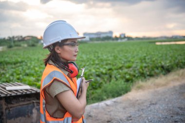 Su depolama tesisinde çalışan çevre mühendisi, suyun pH değerini kontrol ediyor.