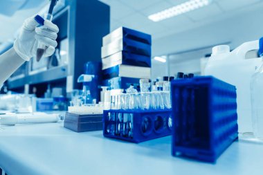 Kimyager, laboratuvarda antiretroviral ilaçlar, COVID-19 'a karşı potansiyel ilaç ve aşı üreticileri bulmak için kimyasalları karıştırdı.