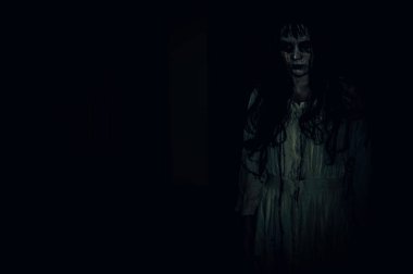 Asyalı kadın portresi hayalet yüzü, zombi, Cadılar Bayramı konsepti