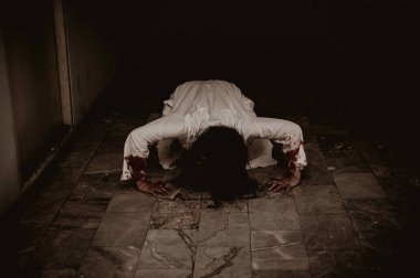 Asyalı kadın portresi hayalet yüzü, zombi, Cadılar Bayramı konsepti