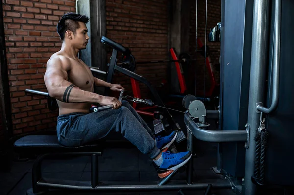 Hombre Guapo Haciendo Ejercicio Gimnasio Hombre Asiático Haciendo Levantamiento Pesas — Foto de Stock