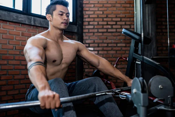 Hombre Guapo Haciendo Ejercicio Gimnasio Hombre Asiático Haciendo Levantamiento Pesas — Foto de Stock