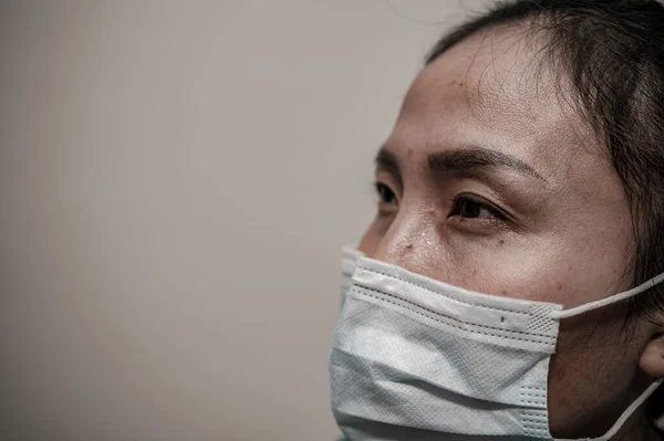 为保护Covid 19病毒而戴口罩的亚洲医生妇女近视 — 图库照片