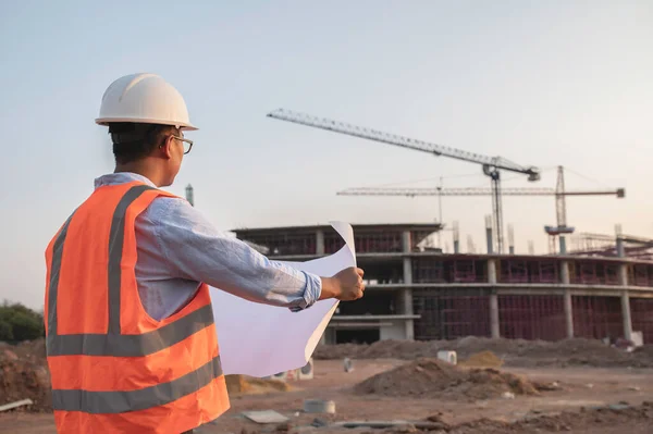 Asiatischer Ingenieur Auf Der Baustelle Eines Großen Bauprojekts — Stockfoto