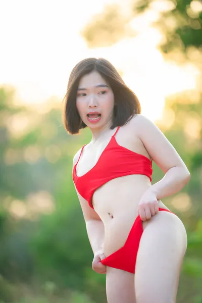 Porträt Einer Sexy Asiatischen Frau Die Freien Bikini Trägt Sommerkonzept — Stockfoto