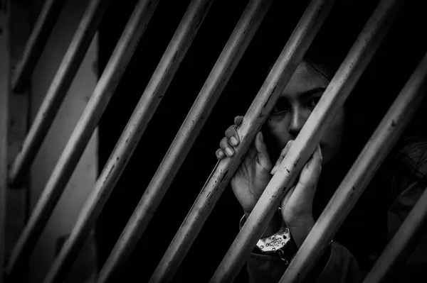 Portré Egy Nőről Aki Kétségbeesetten Akarja Kapni Vasbörtönt Fogoly Koncepció — Stock Fotó