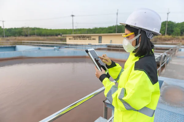 Umweltingenieur Arbeitet Der Kläranlage Wasserrecyclinganlage Zur Wiederverwendung — Stockfoto