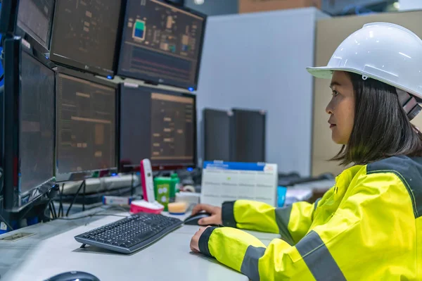 Engenheiro Informática Computadores Alto Desempenho Com Monte Monitor Grande Fábrica — Fotografia de Stock