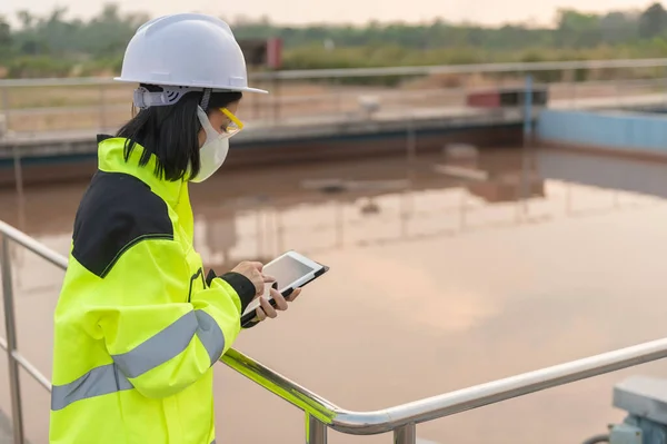 Umweltingenieur Arbeitet Der Kläranlage Wasserrecyclinganlage Zur Wiederverwendung — Stockfoto