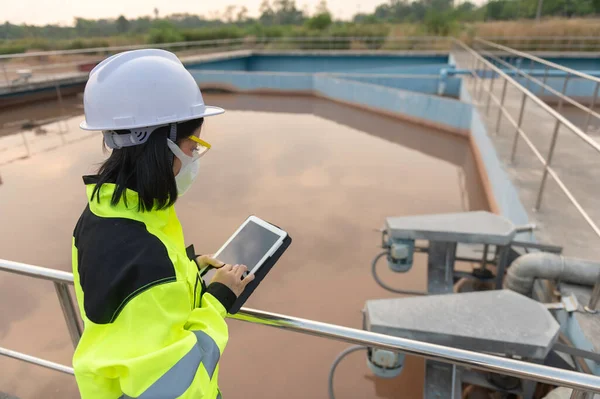 Umweltingenieur Arbeitet Der Kläranlage Wasserrecyclinganlage Zur Wiederverwendung — Stockfoto