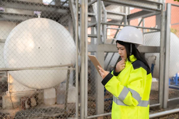 Ingénieurs Lieu Travail Pour Garder Hélium Liquide Vérification Calendrier Entretien — Photo