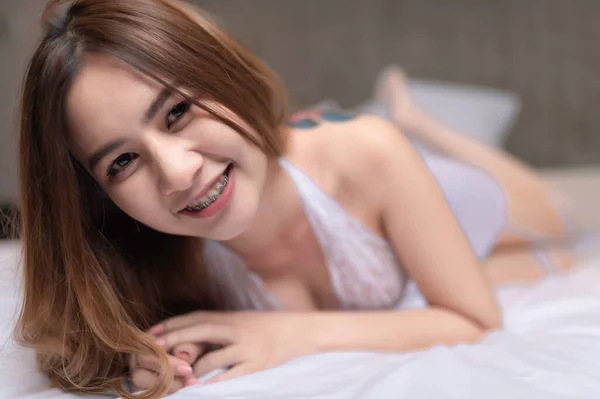 Porträt Von Asiatisch Sexy Frau Tragen Weiß Kleid Die Schlafzimmer — Stockfoto