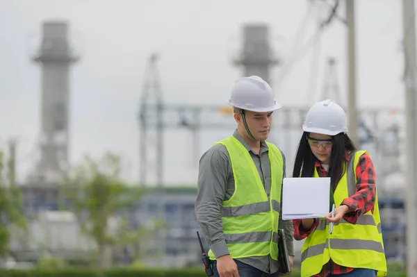 Dwóch Inżynierów Pracujących Razem Elektrowni Pomagających Sobie Nawzajem Analizie Problemów — Zdjęcie stockowe