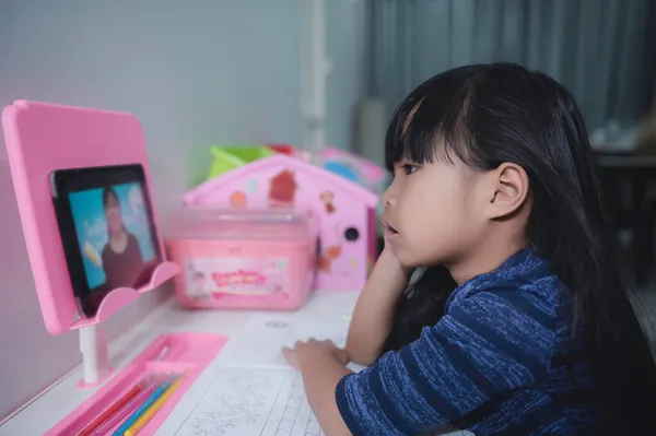 Menina Asiática Aprende Online Casa Conceito Epidemia Covid — Fotografia de Stock