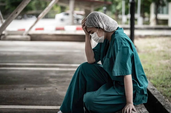 Cansado Deprimido Hembra Asiático Exfoliante Enfermera Usa Mascarilla Azul Uniforme — Foto de Stock