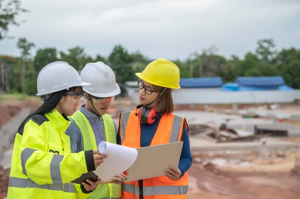 Junge Und Ältere Ingenieure Diskutieren Über Die Arbeit Des Großen — Stockfoto