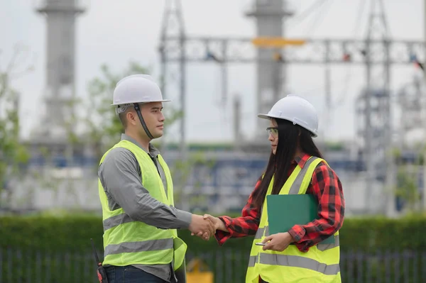 Deux Ingénieurs Travaillant Ensemble Dans Une Centrale Électrique Aidant Mutuellement — Photo