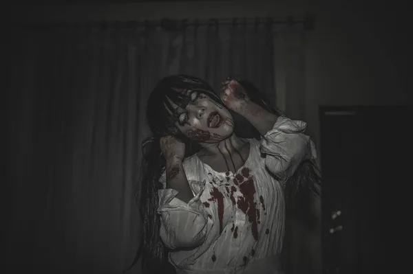 Portret Kobiety Azjatki Tworzą Twarz Ducha Zombie Koncepcja Halloween — Zdjęcie stockowe
